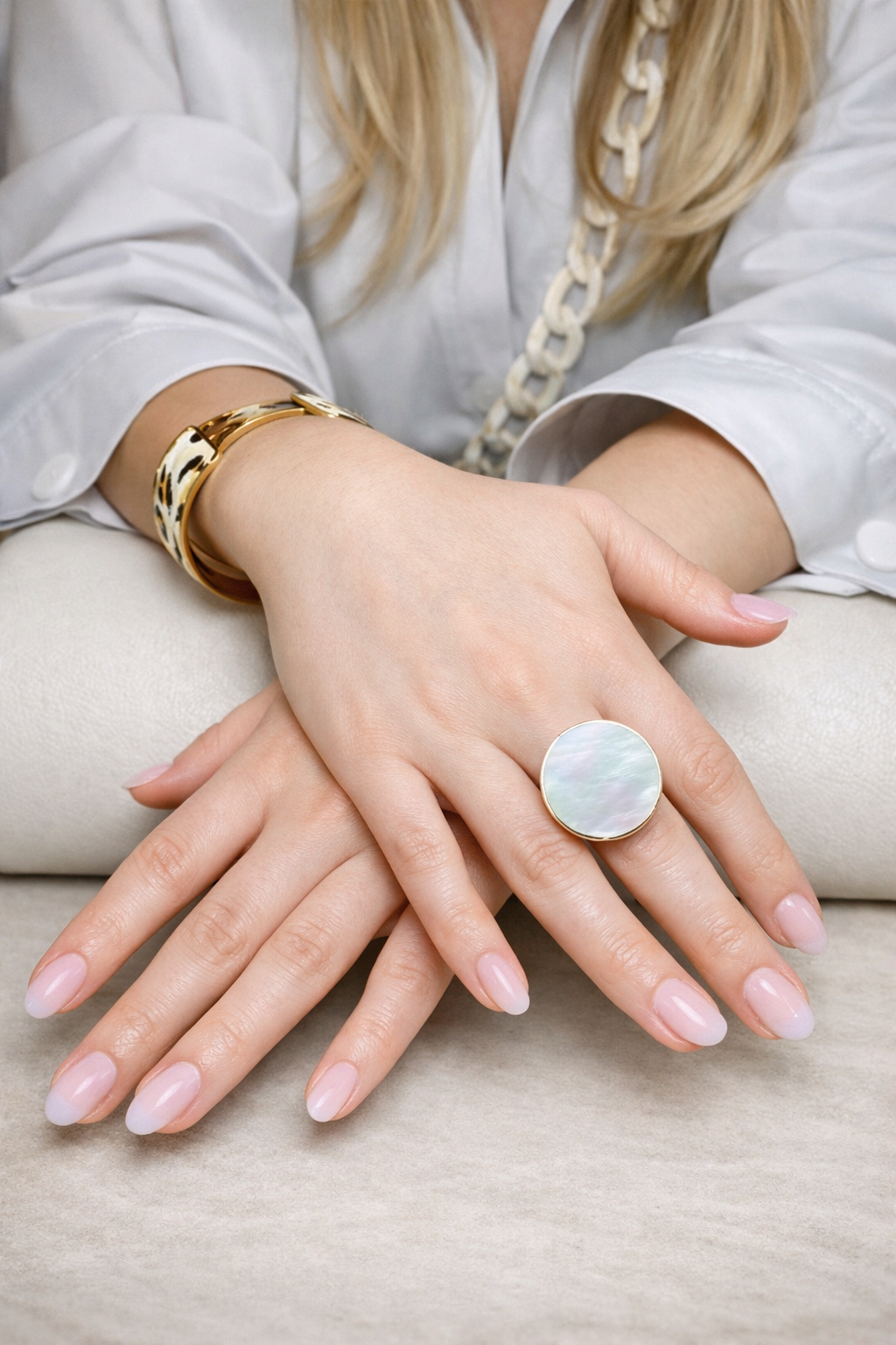 Manucure nude et détails fins