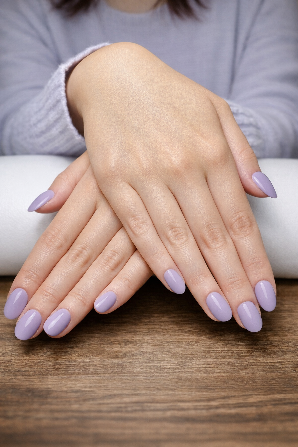 Manucure lilas lumineuse