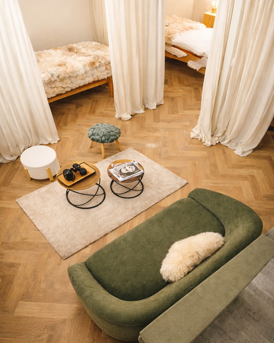 Canape vert dans la cave du salon